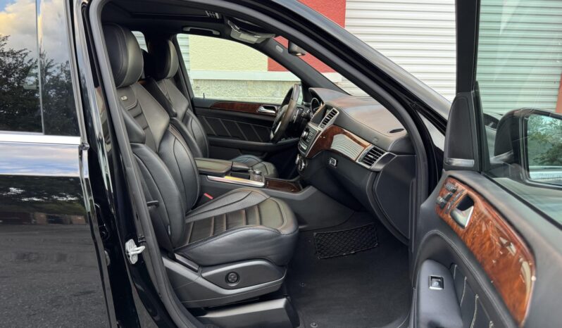 
								2012 Mercedes-Benz ML63 AMG full									