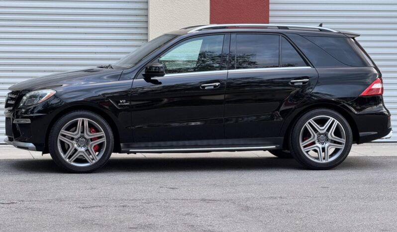 
								2012 Mercedes-Benz ML63 AMG full									