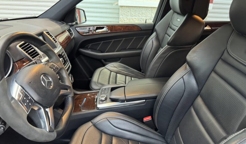
								2012 Mercedes-Benz ML63 AMG full									