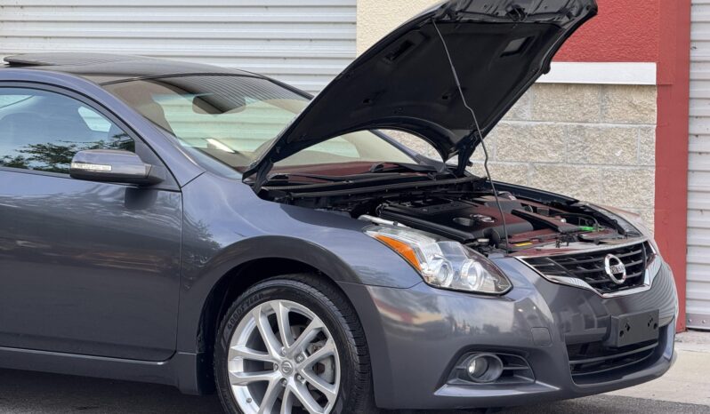
								2012 Nissan Altima 3.5 SR Coupe 6-Speed full									